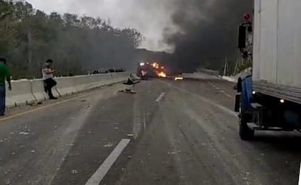 Fuego consume un tráiler tras impactar contra muro en la autopista Mérida-Cancún; conductor se quedó dormido