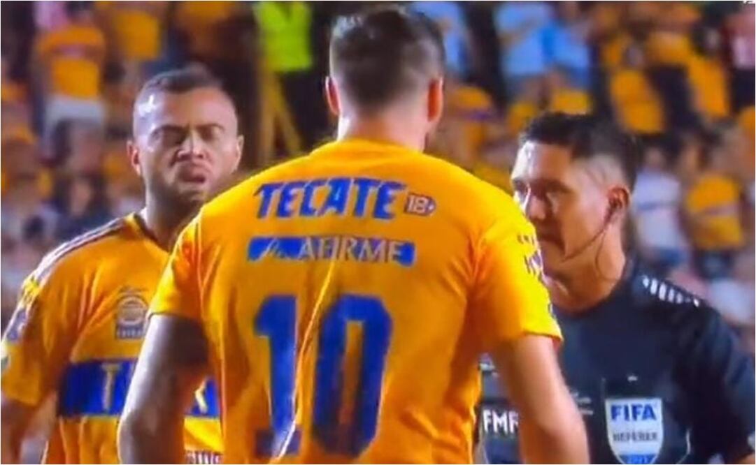 André-Pierre Gignac encara al silbante Fernando Guerrero