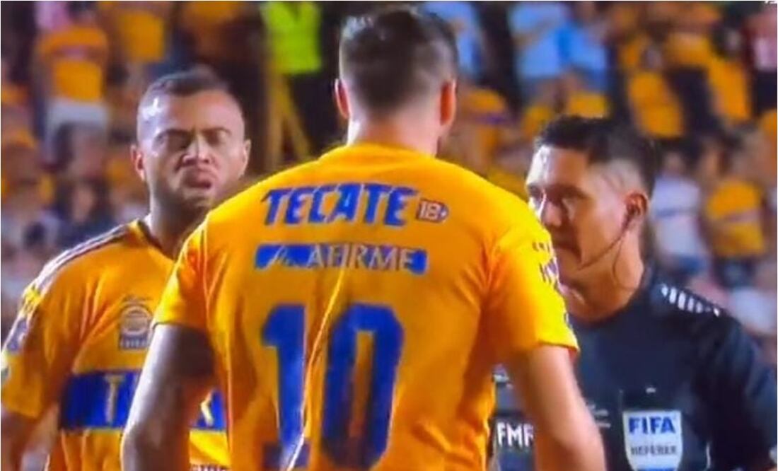 André-Pierre Gignac encara al silbante Fernando Guerrero
