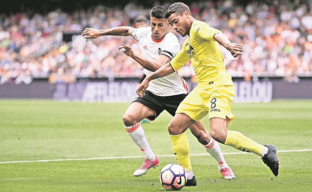 Dos Santos, con el Submarino Amarillo, colaboró con un pase para gol (MANUEL BRUQUE. EFE)