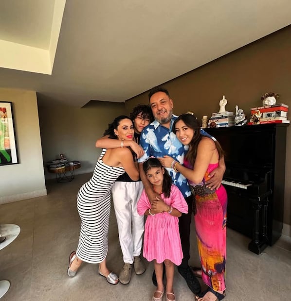 Paco Ayala, su esposa Heydee Hofmann, y sus hijos; Valeria, Maximiliano e Isabella.
Foto: Instagram