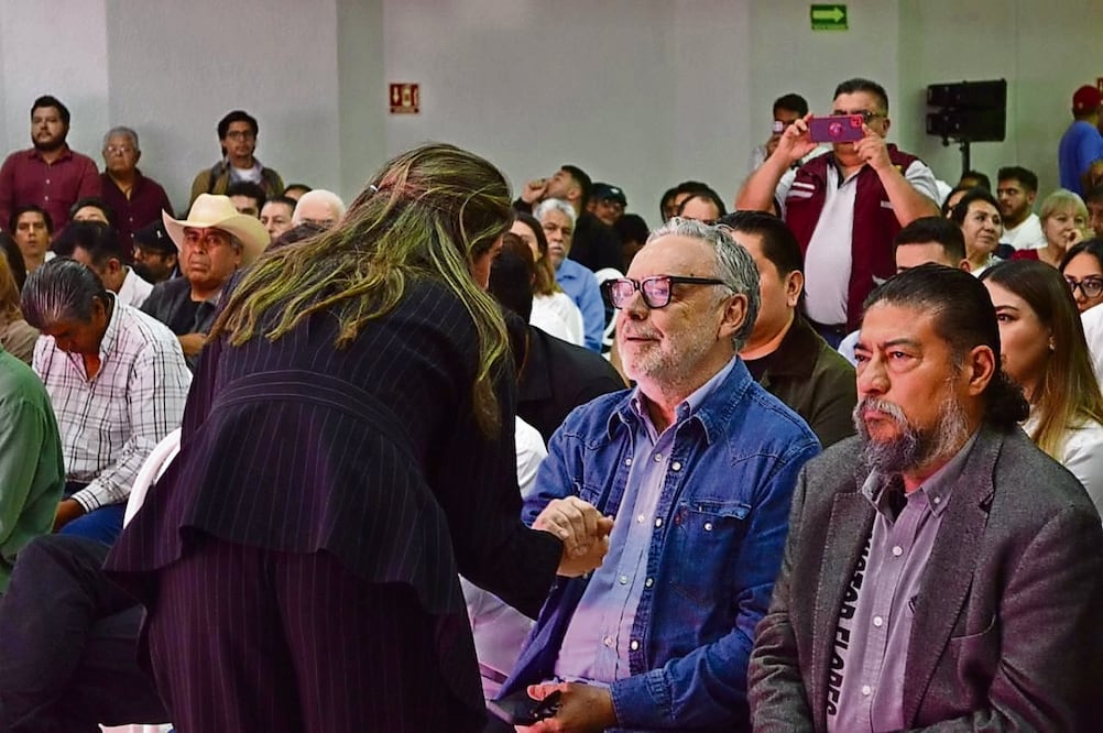 La diputada María Teresa Ealy Díaz platica con Alfonso Ramírez Cuéllar durante la Convención de la Ciudad de México.  Foto: Especial