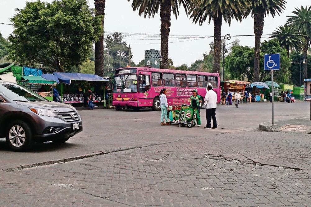 Los habitantes de Xochimilco dicen que, pese al turismo en el Centro de la demarcación, las autoridades no reparan las calles (FANNY RUIZ. EL UNIVERSAL)