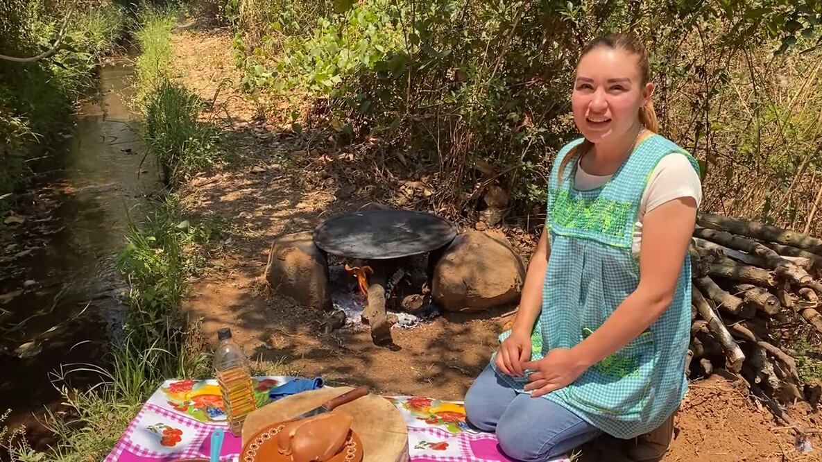 Brenda, hija de la youtuber Doña Ángela, nos enseña a cocinar en paranguas, como se hace en el rancho / Foto: YouTube La Cocina En El Rancho