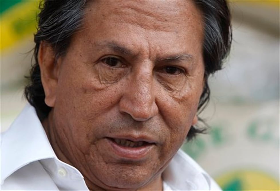En imagen de archivo del 17 de marzo de 2011, el ex presidente peruano Alejandro Toledo participa en un acto de campaña para su reelección en el mercado Santa Anita en Lima, Perú (Foto: AP / Archivo)