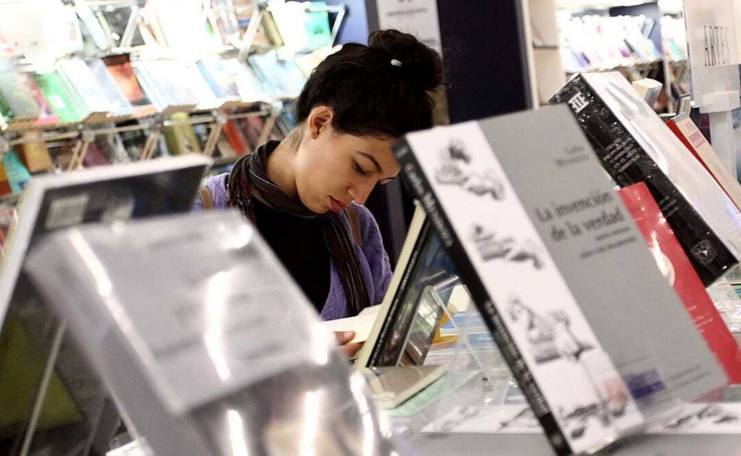 El 59% sigue comprando libros, el 46 los ha regalados, el 40 prestados y el dato revelador es que 11.6 lo ha adquirido mediante descarga gratuita. (FOTO: Archivo EL UNIVERSAL)
