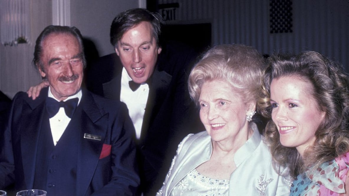 Los padres de Donald Trump con Robert Trump y su entonces esposa, Blaine, en 1985 (Foto: Getty Images)