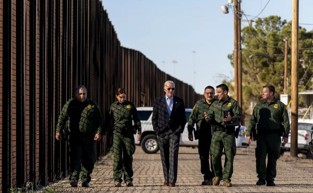 El presidente estadounidense Joe Biden camina junto con agentes de la Patrulla Fronteriza. Foto: AP