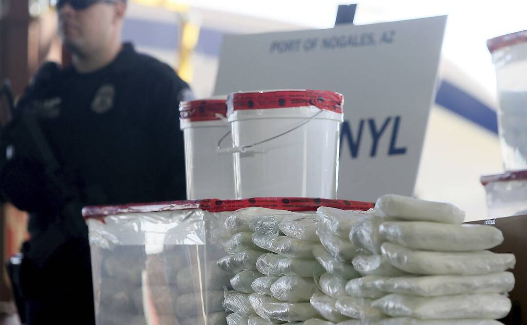 Agentes de la Oficina de Aduanas y Protección Fronteriza de EU exhiben fentanilo y metanfetamina incautada en Nogales, durante una conferencia de prensa en enero de 2019, en Nogales, Arizona. FOTO: AP