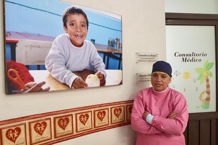 La odontóloga Alejandra Rodríguez ha recorrido diversas comunidades de San Miguel de Allende. Ha encontrado manchas blancas, cafés y marrón en los dientes de decenas de niños.