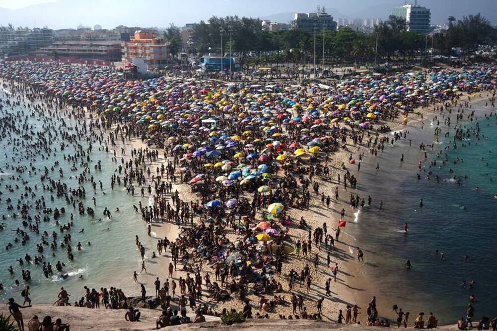 La playa de Recreio dos Bandeirantes repleta de gente que busca refrescarse ante la ola de calor en Río de Janeiro. Foto: AFP