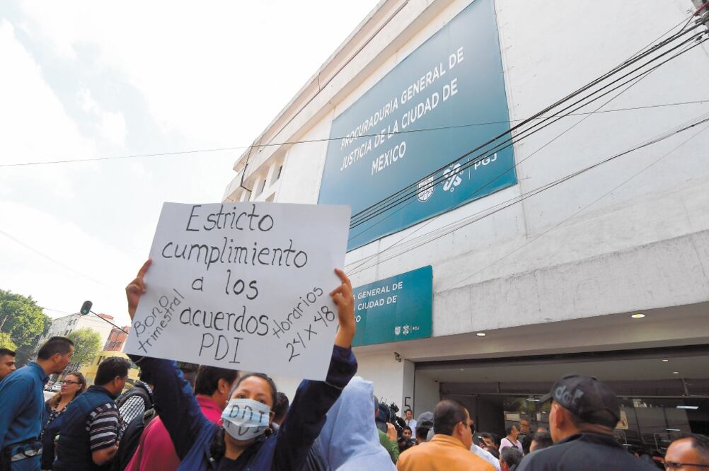 Elementos policiacos inconformes bloquearon ayer las entrada del búnker de la procuraduría capitalina ubicado en la colonia Doctores. Foto: ARMANDO MARTÍNEZ. EL UNIVERSAL