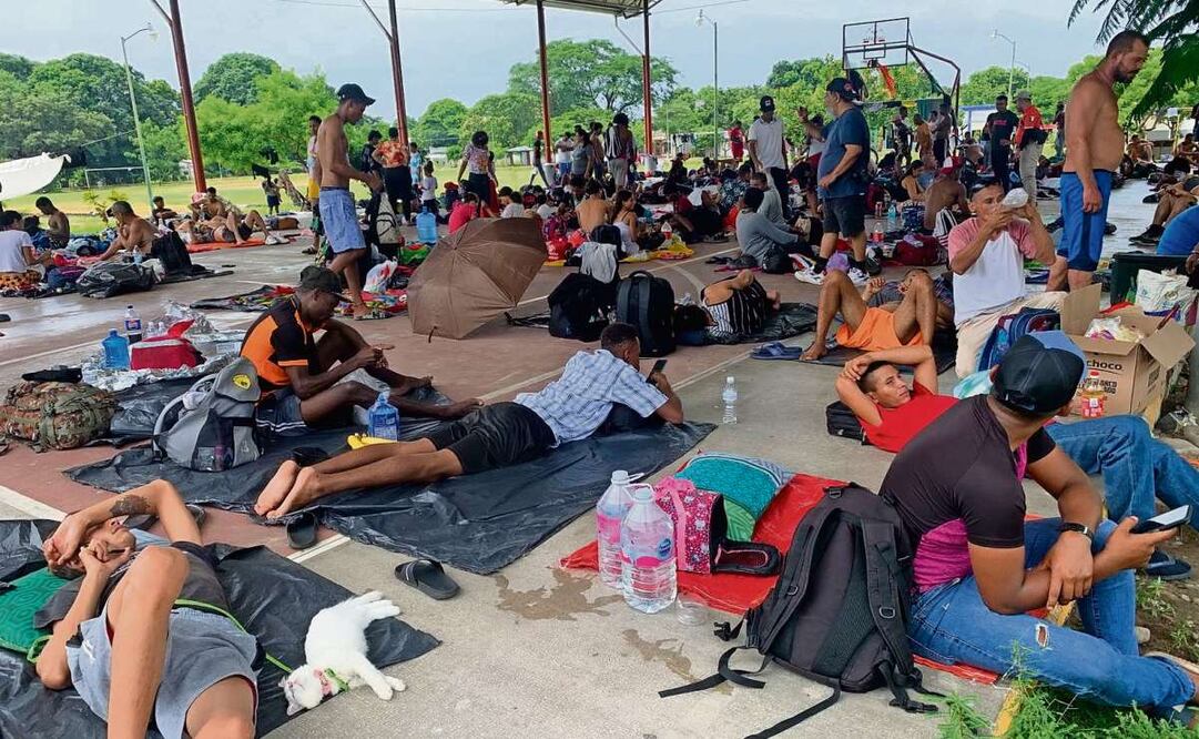 Migrantes de la caravana Éxodo de justicia caminaron por 10 horas 34 kilómetros, muchos deshidratados con los pies lastimados y cansados, arribando por la madrugada al domo de una cancha de basquetbol. Foto: María de Jesús Peters / EL UNIVERSAL