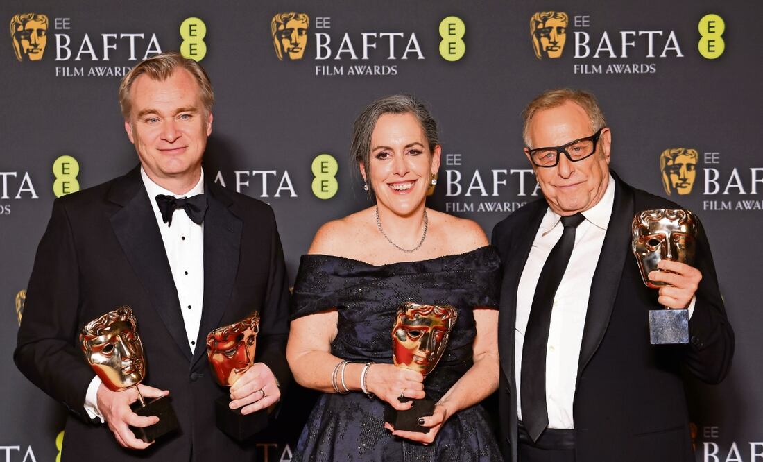 El realizador británico Christopher Nolan, Emma Thomas y Charles Roven después de que les fueron entregados los premios para Director y Película por Oppenheimer en la sala de prensa en el Royal Festival Hall de Londres. Foto: EFE