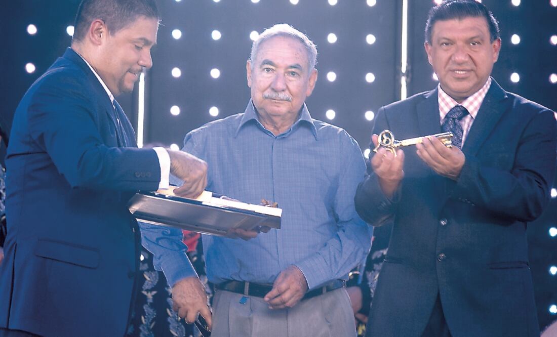 Acudieron autoridades de Parácuaro y Pablo Aguilera (al centro) (CARLOS ARRIETA. EL UNIVERSAL)