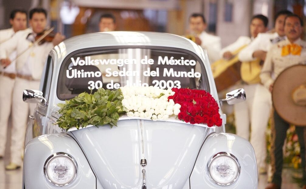 “Volkswagen de México. Último Sedán del mundo, 30 de julio 2003”, se lee en el parabrisas del vocho celeste. Ese modelo vehicular se creó a finales de los 30, durante la época nacionalsocialista en Alemania. Foto: AP/Andrew Winning.