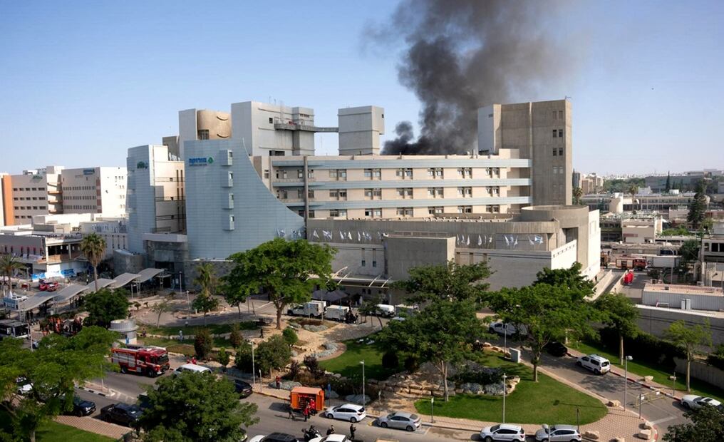 Una columna de humo se eleva desde un edificio del Hospital Soroka en Beersheba, al sur de Israel, tras un ataque con misiles iraníes, el 19 de junio de 2025. Foto: AFP