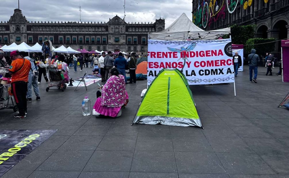 Artesanos instalan casas de campaña en la explanada del Zócalo (15/12/2025). Foto: Especial