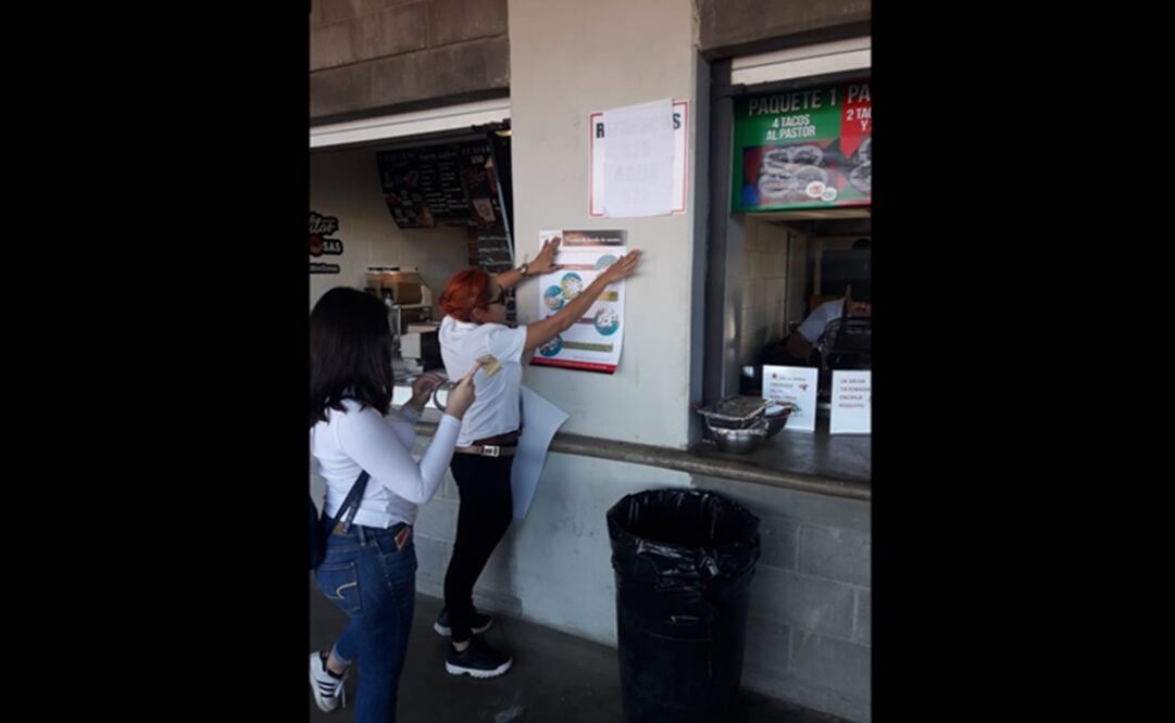 Brigadistas colocan carteles, sobre el correcto lavado de manos, sobre todo en negocios semifijos. Foto: Secretaría de Salud del Estado