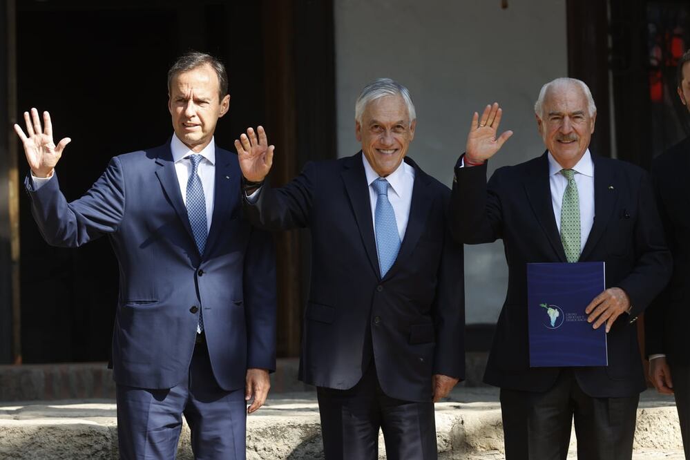 Los expresidentes de Chile, Sebastián Piñera (centro); de Bolivia, Jorge Quiroga (izq.), y de Colombia, Andrés Pastrana (der). Foto: EFE
