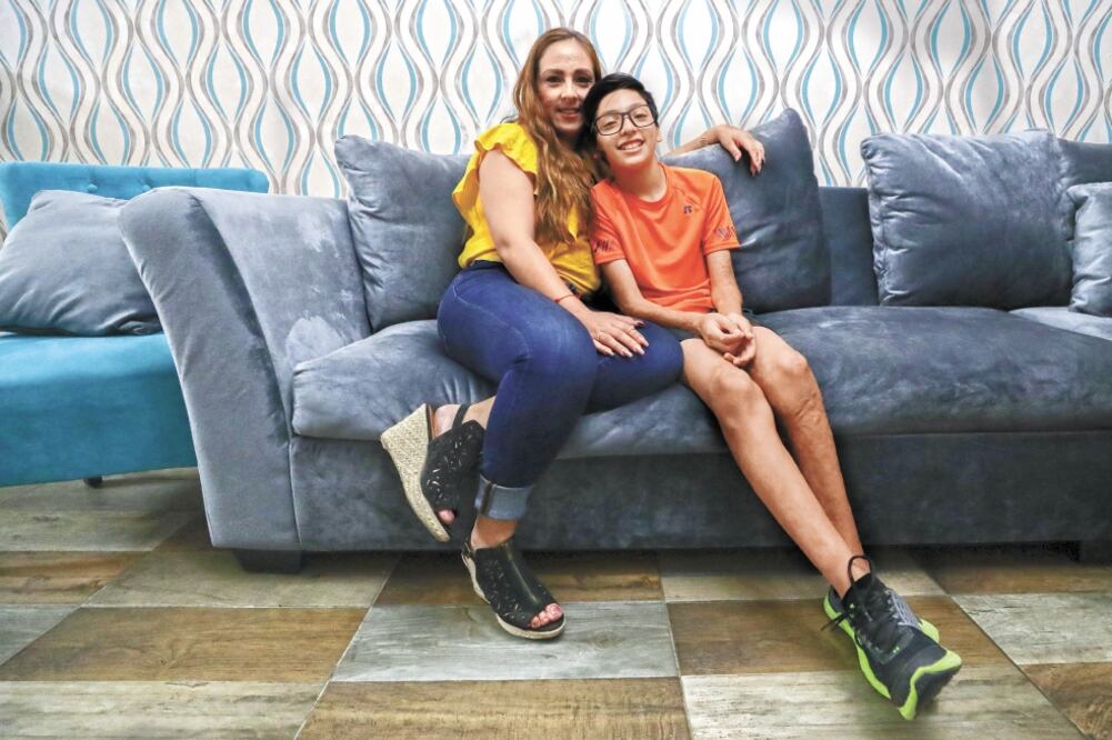 La madre de César, Fabiola Lucero, dice que erróneamente la gente cree que el gobierno les da mucho dinero y que se la pasan viajando.