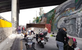Góndola con 40 toneladas de cascajo vuelca en Iztapalapa; afecta circulación en la México-Puebla