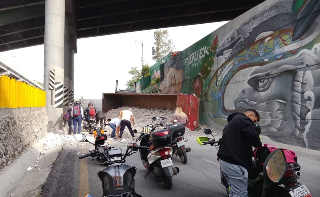 Góndola con 40 toneladas de cascajo vuelca en Iztapalapa; afecta circulación en la México-Puebla.
Foto: Especial.