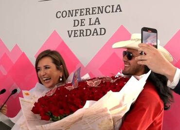 “El Patrón” regala ramo "buchón" a Xóchitl Gálvez al concluir su Conferencia de la Verdad