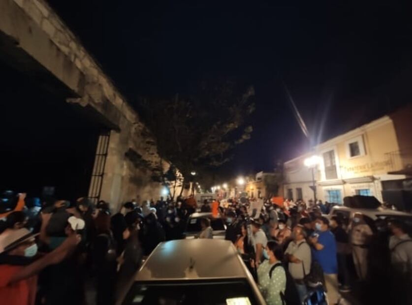 Maestros irrumpen en boda de Elba Esther Gordillo y causan destrozos