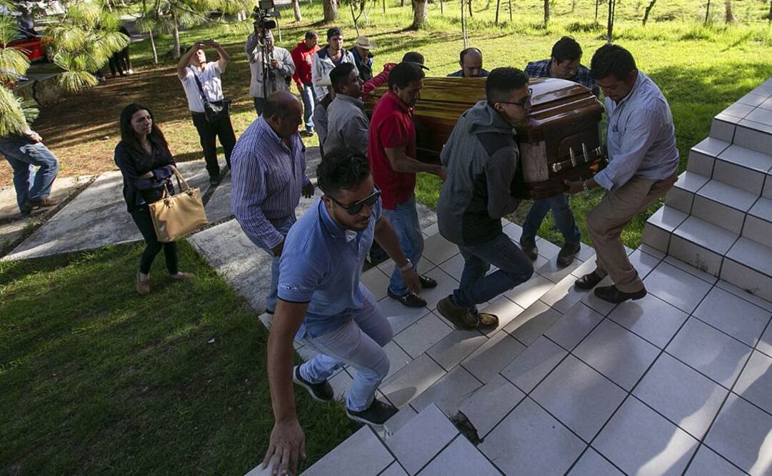Familiares y amigos trasladan los restos mortales de Fernando Ángeles Juárez, aspirante del Partido de la Revolución Democrática (PRD) a la alcaldía de Ocampo. Foto: EFE