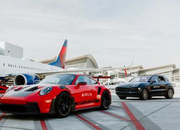 En este aeropuerto usan un Porsche 911 GT3 para transportar pasajeros