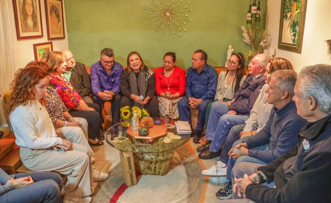 Xóchitl Gálvez visita en Puebla a padres de ciclista fallecido / Foto: Especial