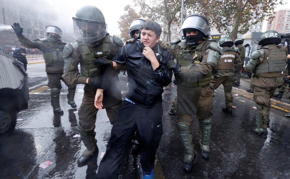 Carabineros detiene a una persona durante la marcha estudiantil en Santiago. Foto: EFE