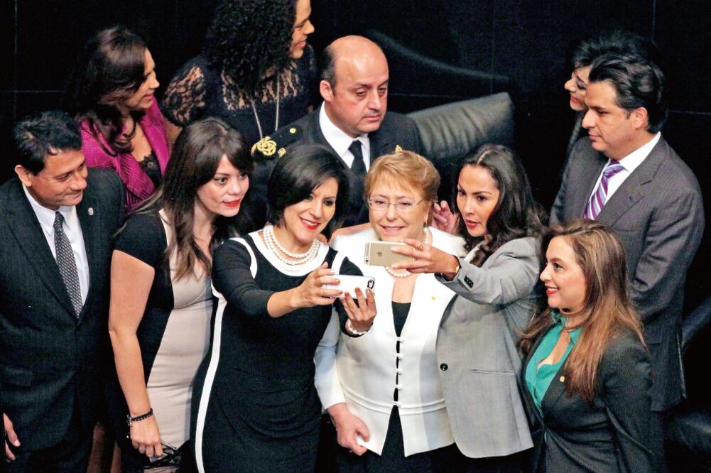 pesar del mensaje implícito de que no habría selfies, las legisladoras que posaron para la foto colectiva no desaprovecharon la oportunidad (VALENTE ROSAS. EL UNIVERSAL)