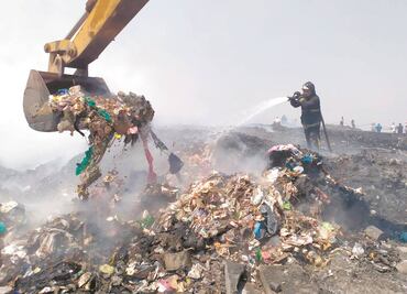 Arden 50 mil tons de basura en el Bordo de Xochiaca