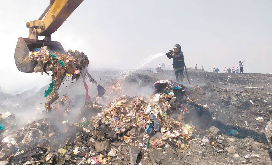 El incendio que se presentó durante la tarde y que se prolongó por la la noche del martes finalmente fue controlado. Foto: Emilio Fernández/ El Universal.