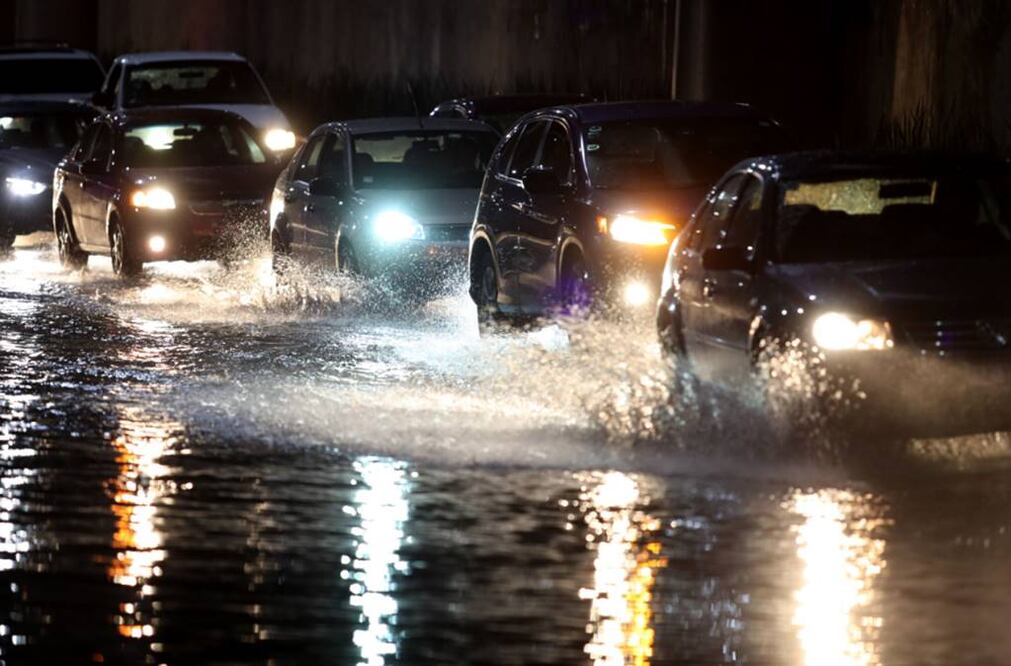 Autoridades capitalinas pusieron en operación el Plan de Apoyo a la Población debido a las intensas lluvias de esta noche en la Ciudad de México. Foto Valente Rosas/EL UNIVERSAL