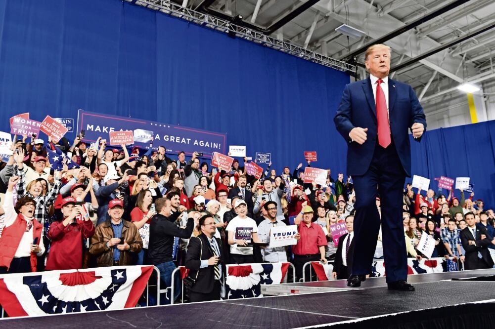 El presidente Donald Trump se reunió ayer con simpatizantes en Moon Township, Pennsylvania. (NICHOLAS KAMM. AFP)