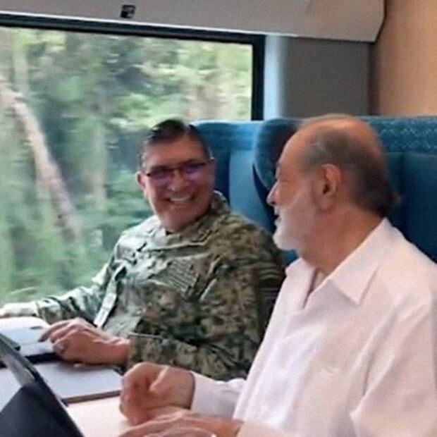 Carlos Slim con Luis Cresencio Sandoval, titular de la Sedena. Foto: Captura