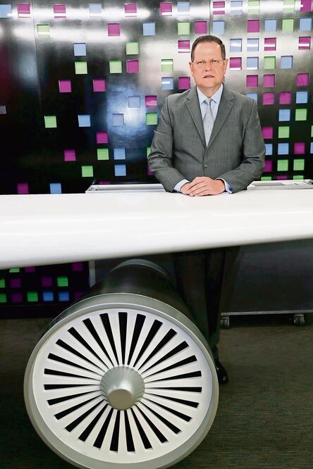 Enrique Beltranena, director general de Volaris, explicó que retrasaron la entrega de siete nuevos aviones para el segundo semestre de este año (LUIS CORTÉS. EL UNIVERSAL)