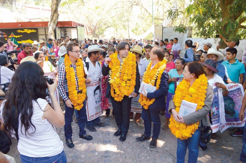 Integrantes del GIEI estuvieron la semana pasada en la Escuela Normal Rural "Raúl Isidro Burgos" de Ayotzinapa (DASSAEV TÉLLEZ. EL UNIVERSAL)