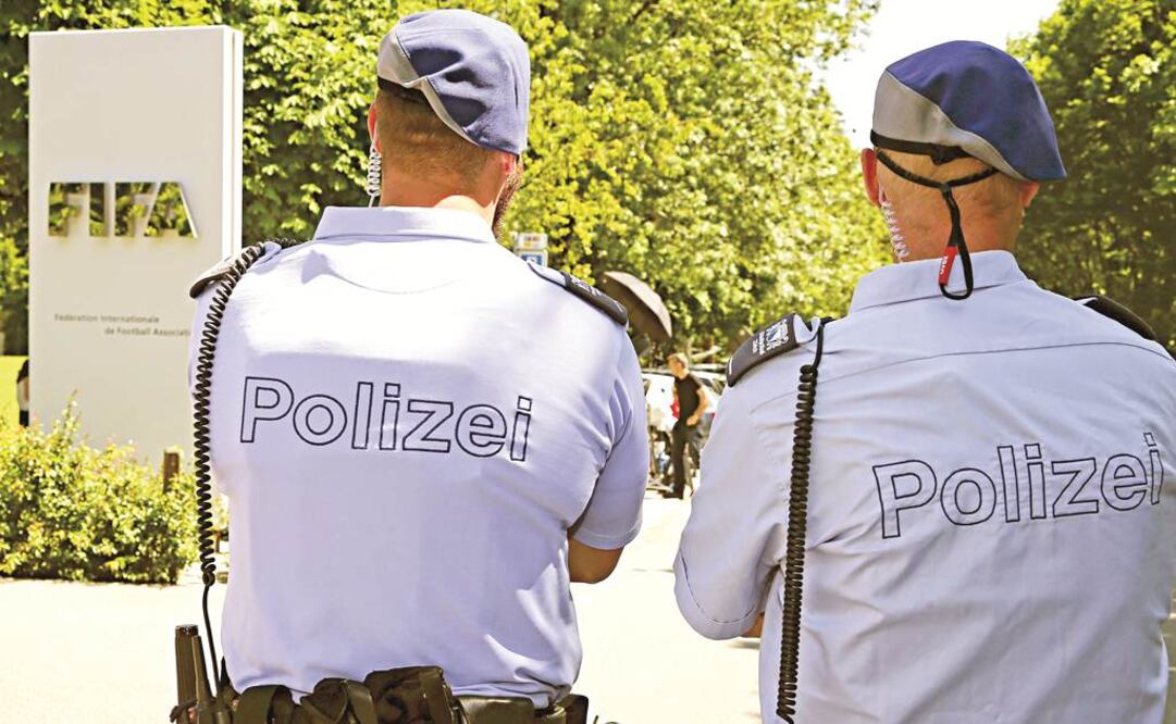 Policías en Suiza resguardan las instalaciones de la FIFA, en donde Joseph Blatter laborará hasta diciembre venidero. Foto: Reuters