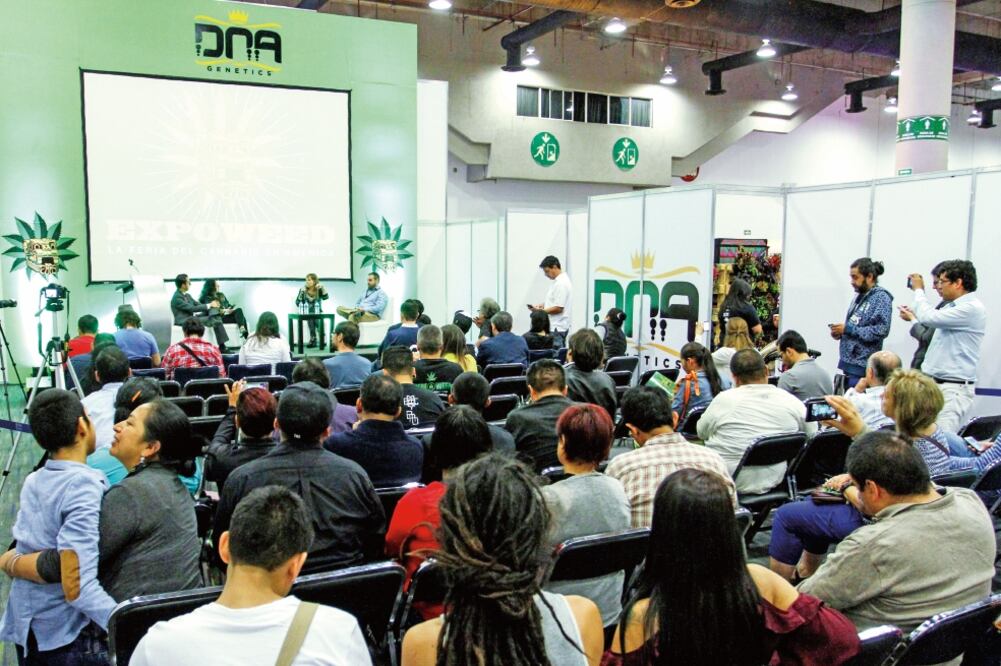 En la Expo Weed cientos de personas disfrutaron de artículos en venta, conferencias sobre la legislación de la yerba y trabajos científicos sobre el tema (ADOLFO VLADIMIR. CUARTOSCURO)