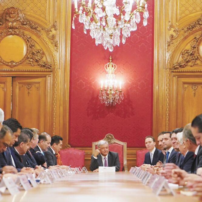 El presidente Andrés Manuel López Obrador (centro) se reunió con los mandatarios estatales miembros de la Conferencia Nacional de Gobernadores. Foto: ESPECIAL 