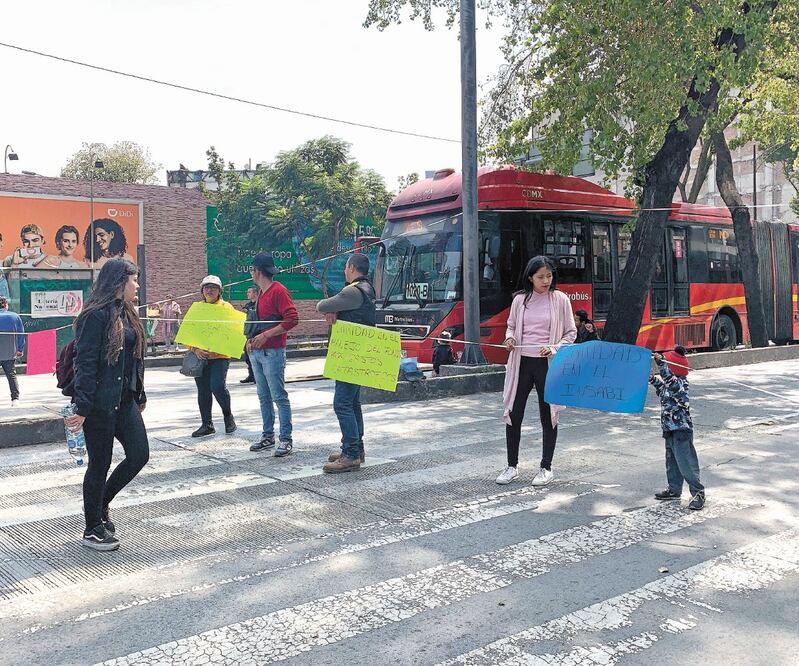 Padres de niños con cáncer se manifestaron ayer frente al Senado; los legisladores de Morena rechazaron atenderlos. Foto: BERENICE FREGOSO. EL UNIVERSAL