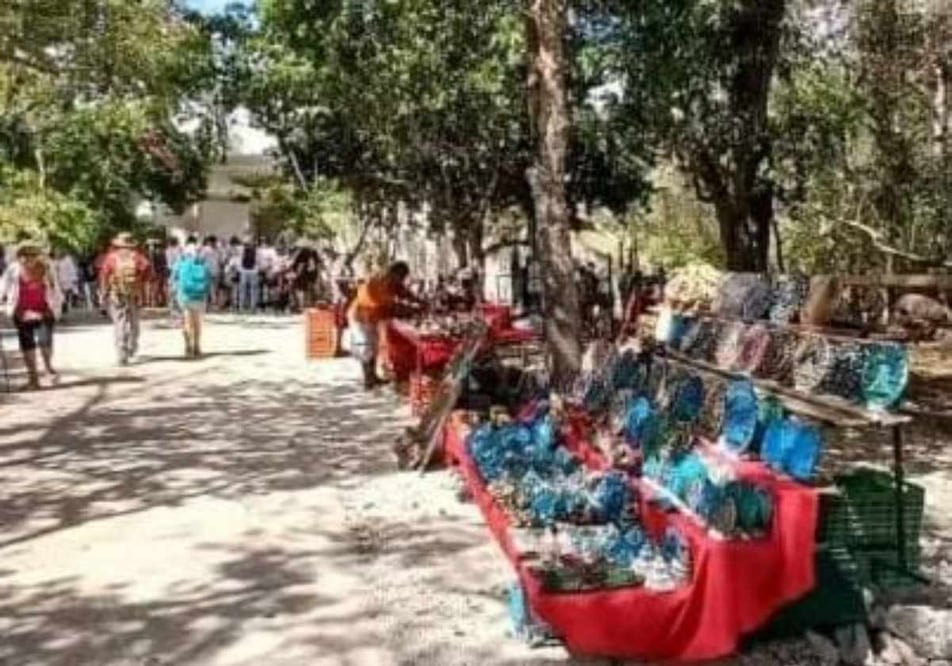 Artesanos de Chichén Itzá no quieren cambiarse del parador turístico. Foto: Especial