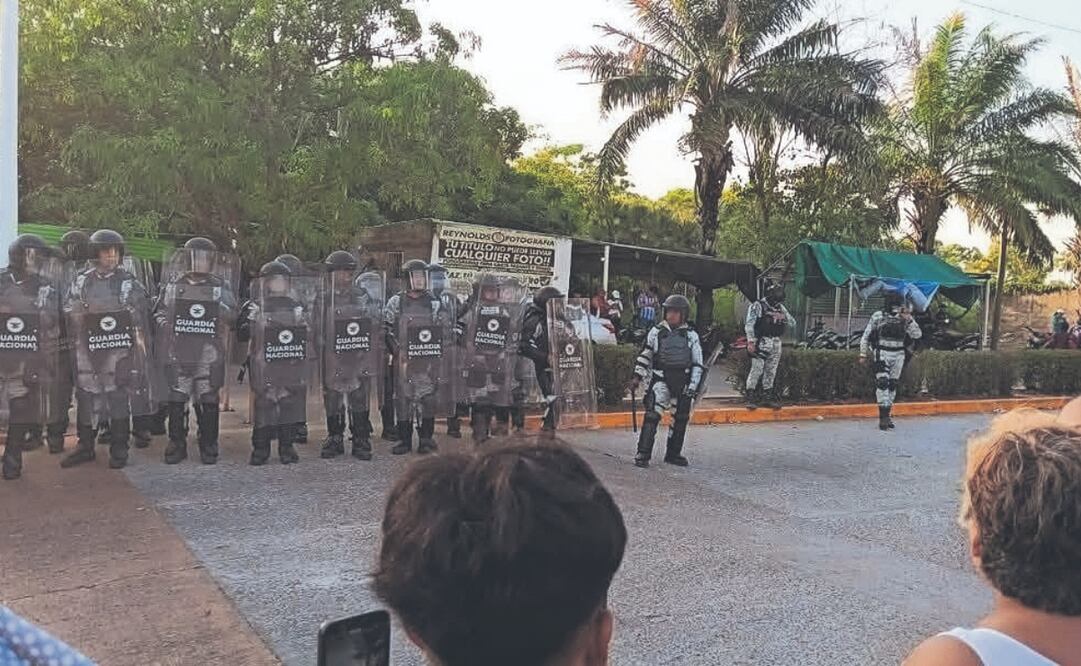 Los elementos antimotines rociaron gas lacrimógeno a los estudiantes para obligarlos a retirarse del plantel. Foto Especial