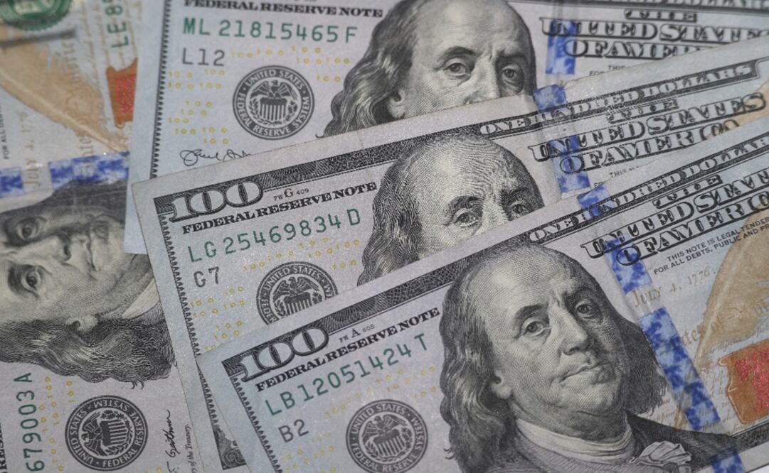 COVID-19 can survive in paper currency - Photo: LM Otero/AP