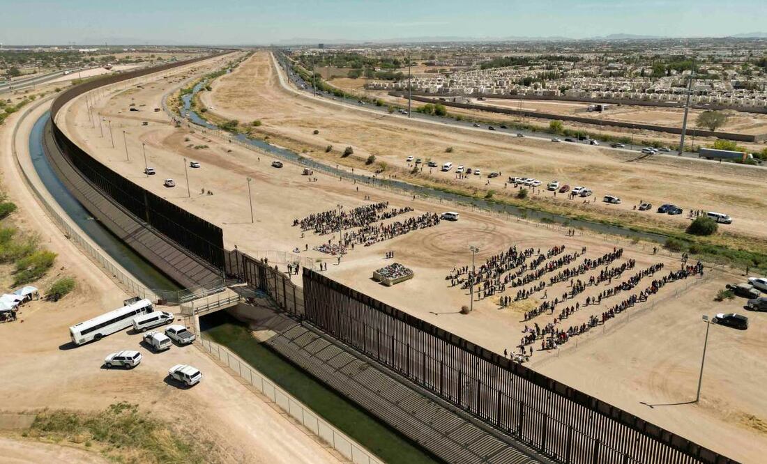 Migrantes esperan en la frontera México - EU. Foto: EFE