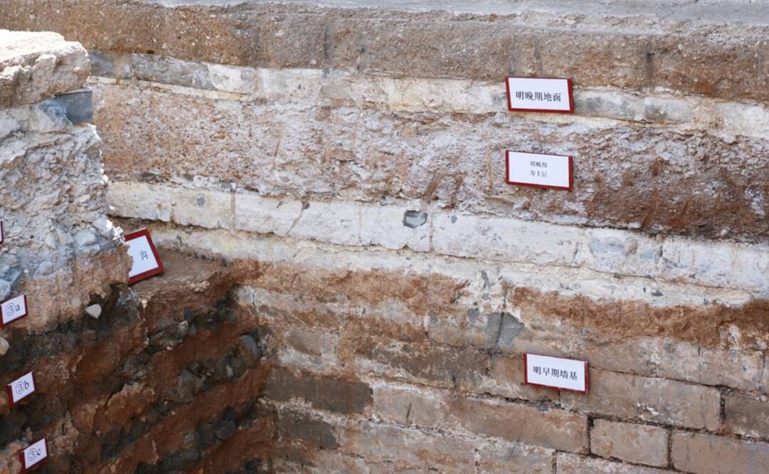 Al renovar las conducciones de agua y electricidad, se desenterraron los cimientos de ladrillo que podrían corresponder a la época de la dinastía Ming. (FOTO: Xinhua)